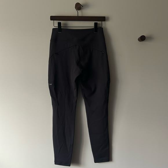 EUC ATHLETA HEADLANDS HYBRID CARGO II TIGHTS SIZE 4P BLACK - Picture 2 of 10